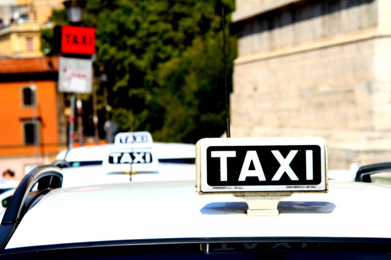 taxis-TRANS EN PROVENCE-min_taxi_auto_rome_road_white-1051610